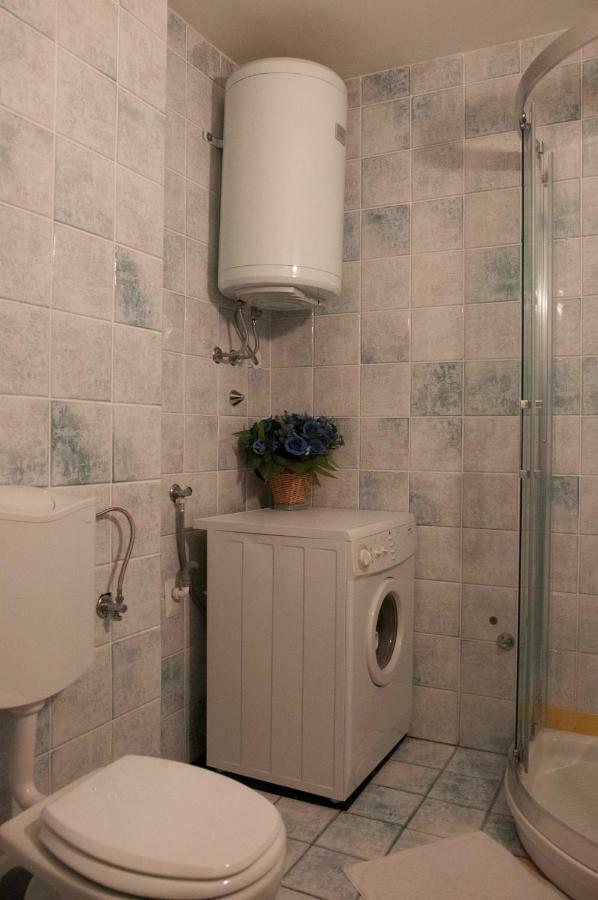 Spacious Balcony Apartment 피란 외부 사진